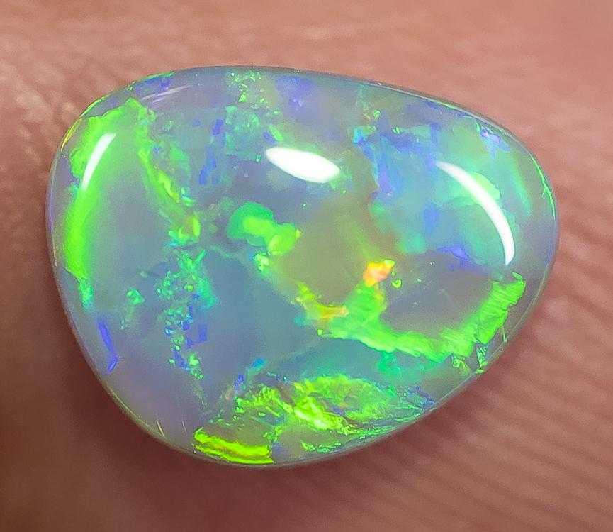 камни меняющие цвет от освещения