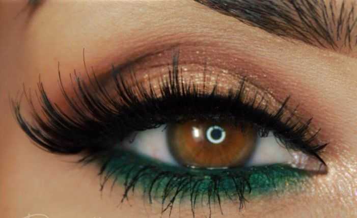 Зеленый карандаш для глаз в макияже thumbnail